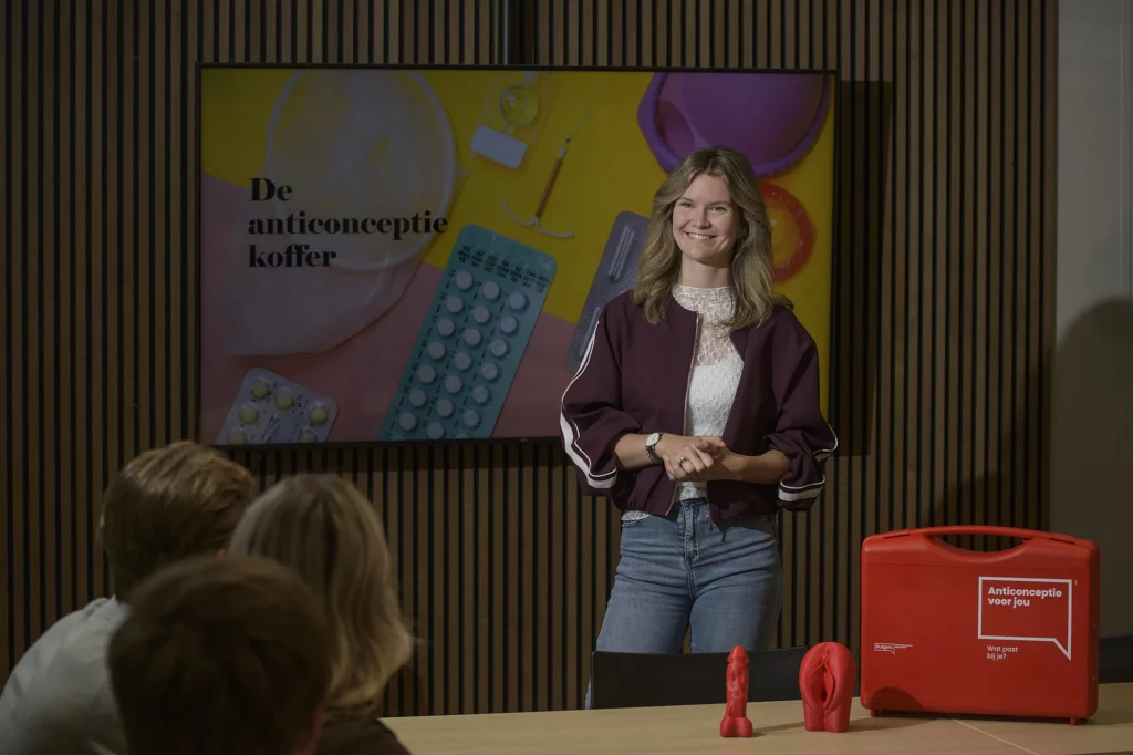 De anticonceptiekoffer wordt getoond tijdens de les