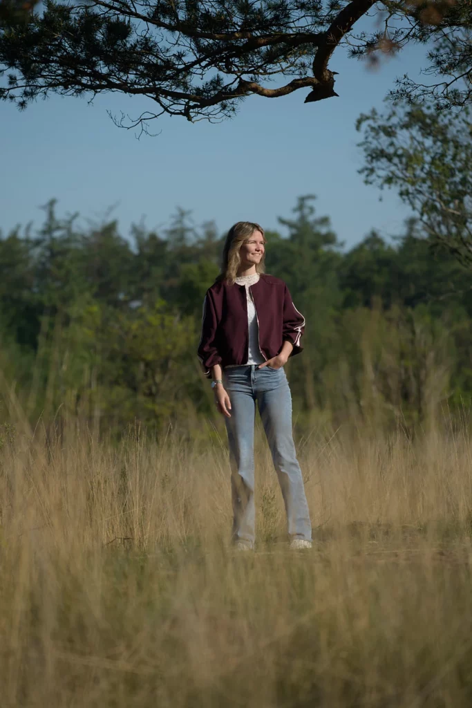 Jasmijn Bosman staand op de heide