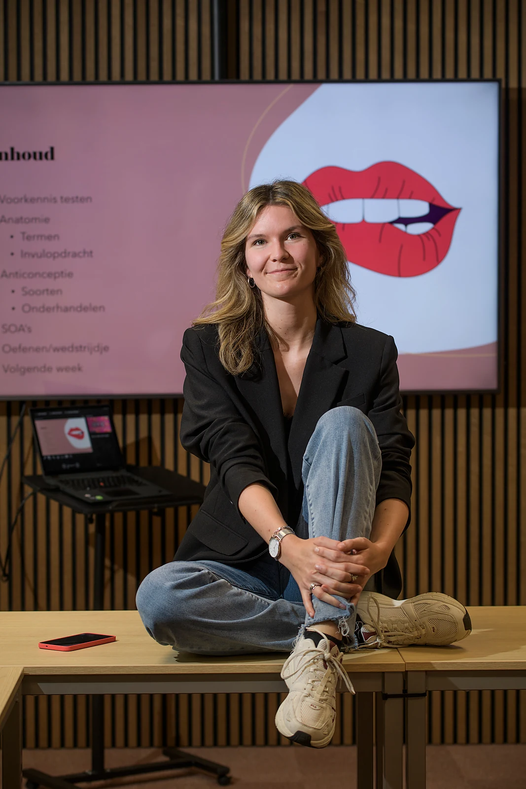 Jasmijn zittend op een tafel in het lokaal