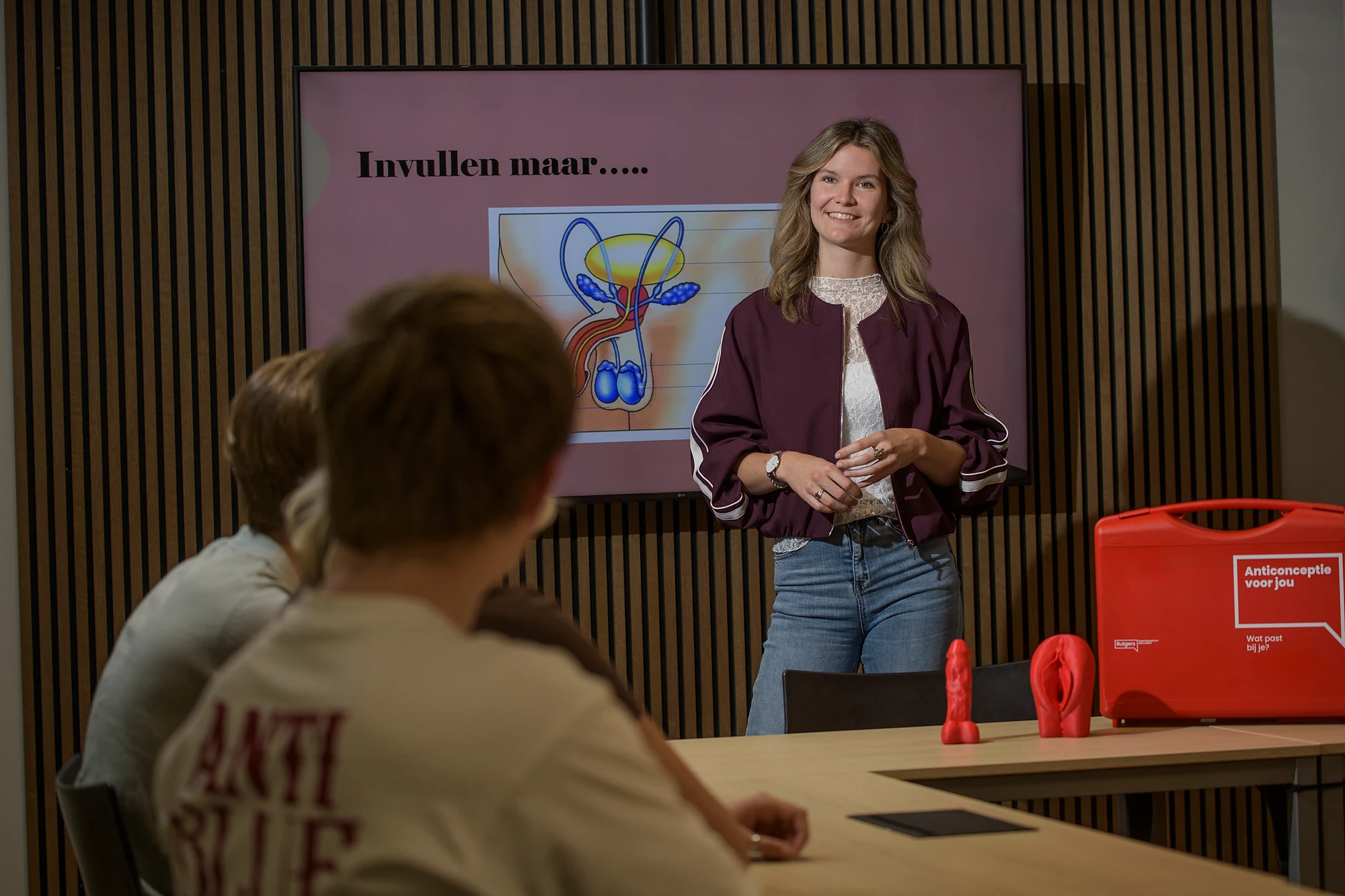 Jasmijn begeleidt een opdracht in de klas