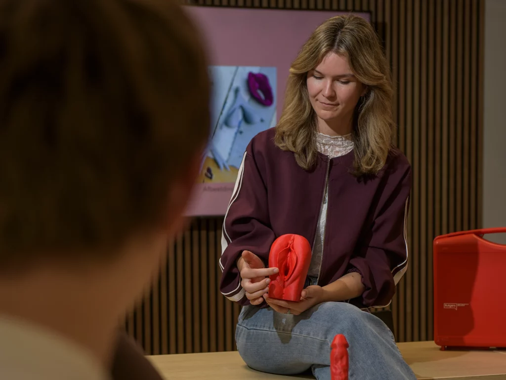 Jasmijn Bosman toont een anatomisch model tijdens een les over seksuele vorming