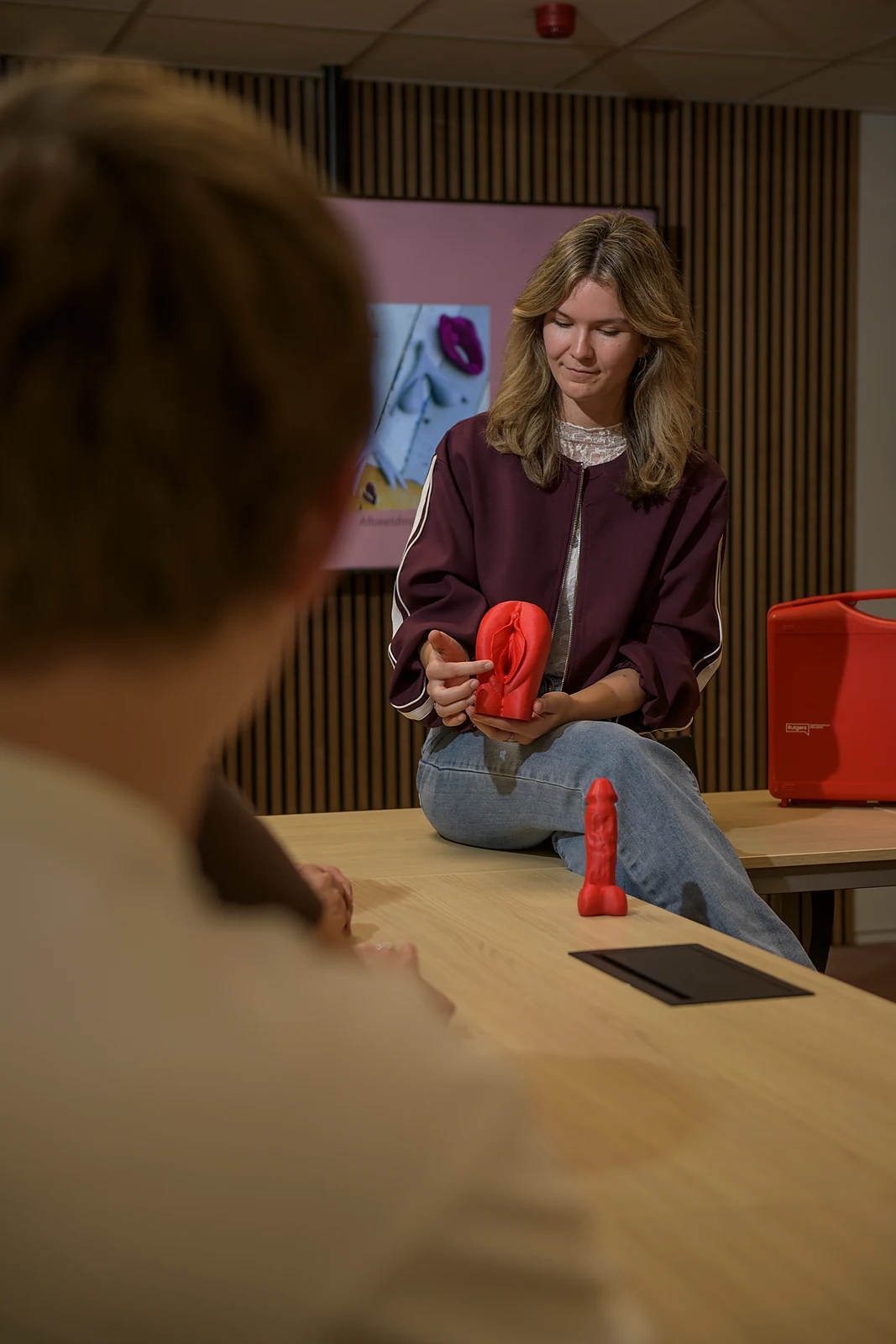 Student in gesprek tijdens de les over seksuele vorming